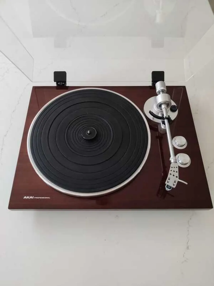 AKAI BT500 Turntable (Walnut) - Image 1