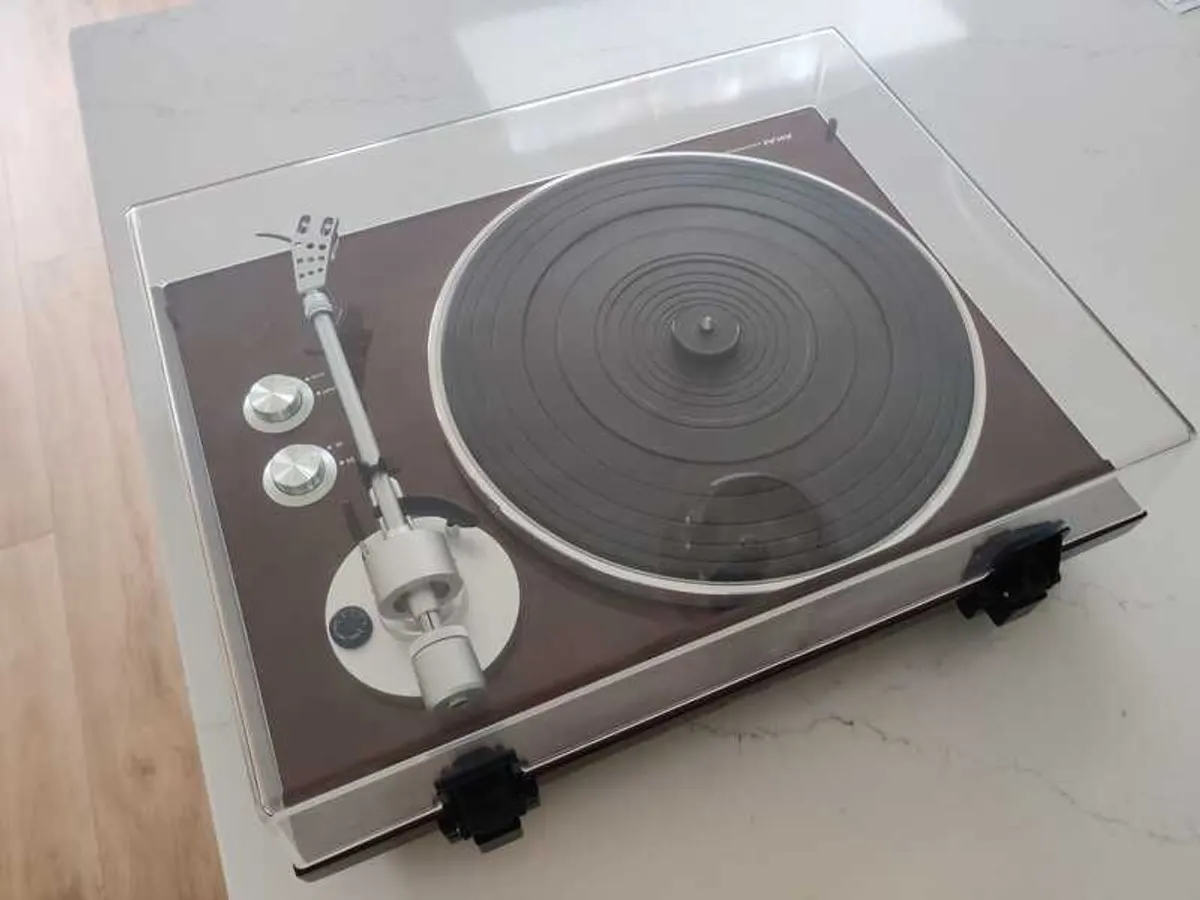 AKAI BT500 Turntable (Walnut) - Image 2