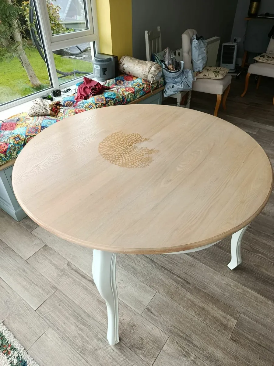 Round dining table - Image 1