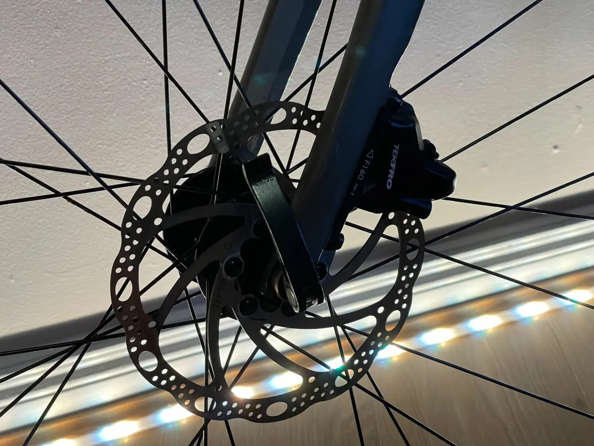 Giant Escape Bike Disc Brakes - Image 2