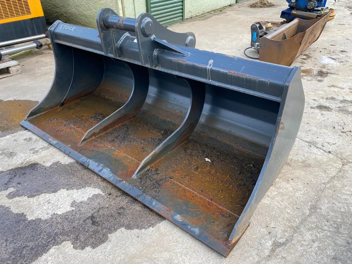 Titus Grading Bucket 2090mm - Image 1