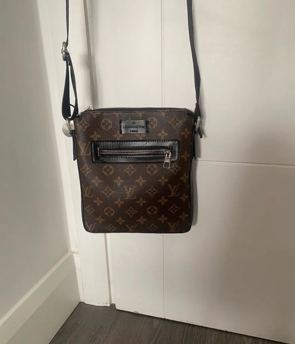 Ladies Crossbody Bag.. - Image 1