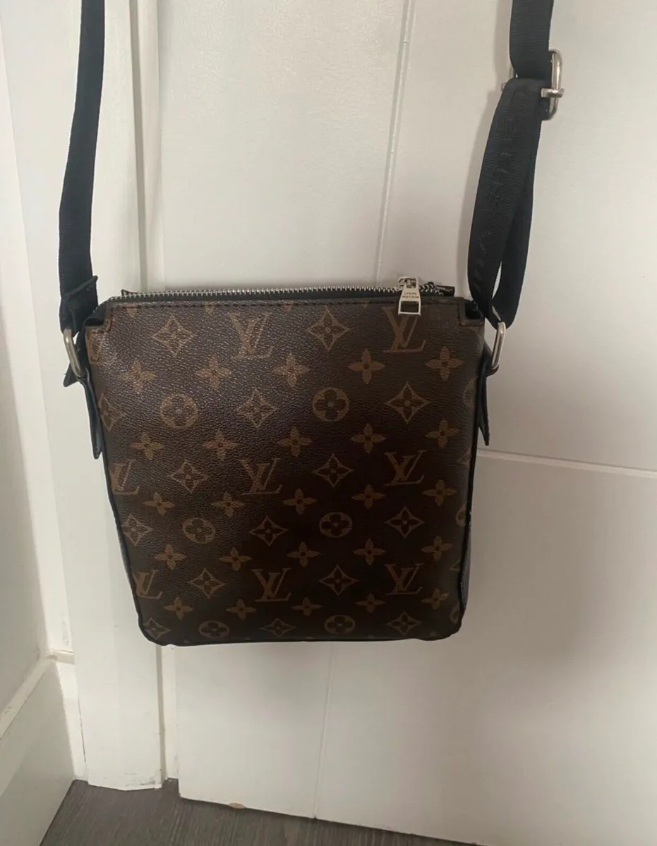 Ladies Crossbody Bag.. - Image 3