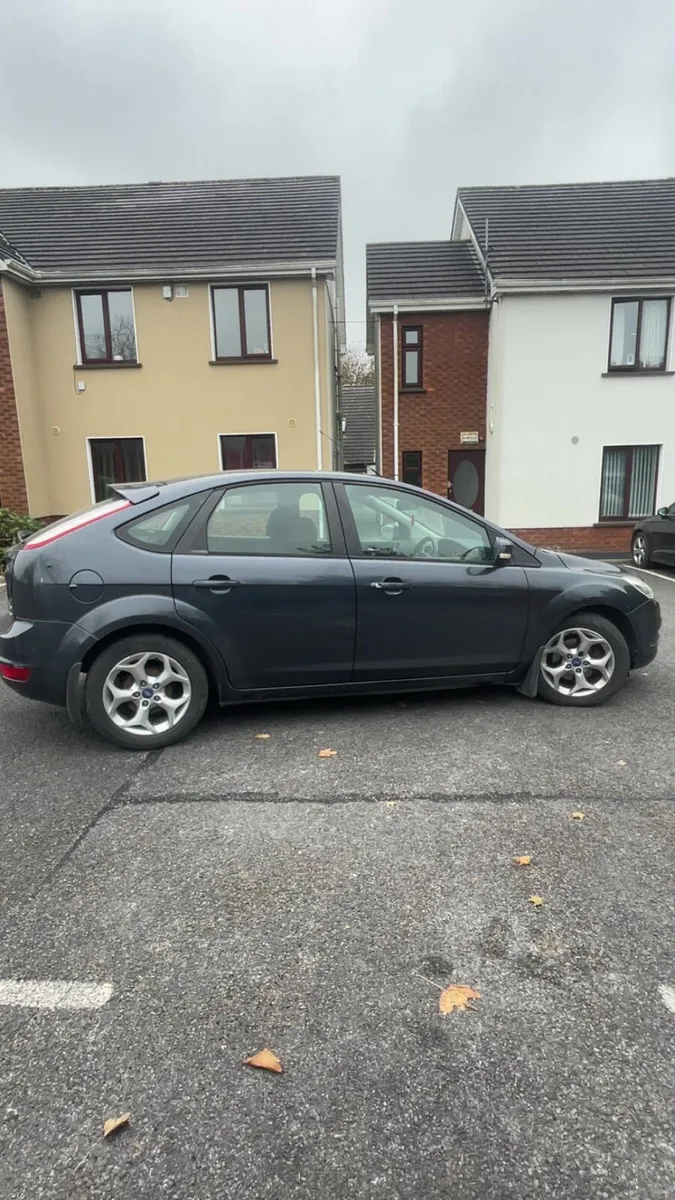 Ford Focus 2010 - Image 2