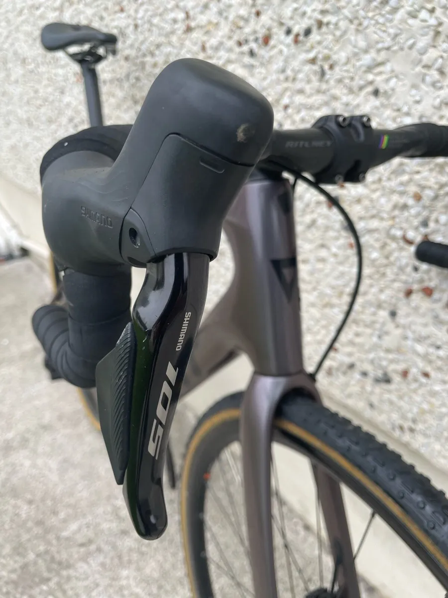 Giant Defy Advanced 12 Speed Di2 105 Disc Roadbike - Image 2