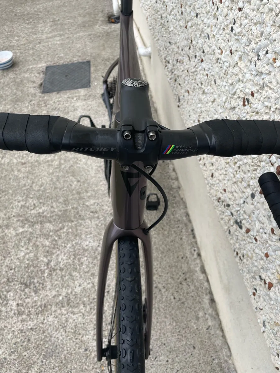 Giant Defy Advanced 12 Speed Di2 105 Disc Roadbike - Image 3