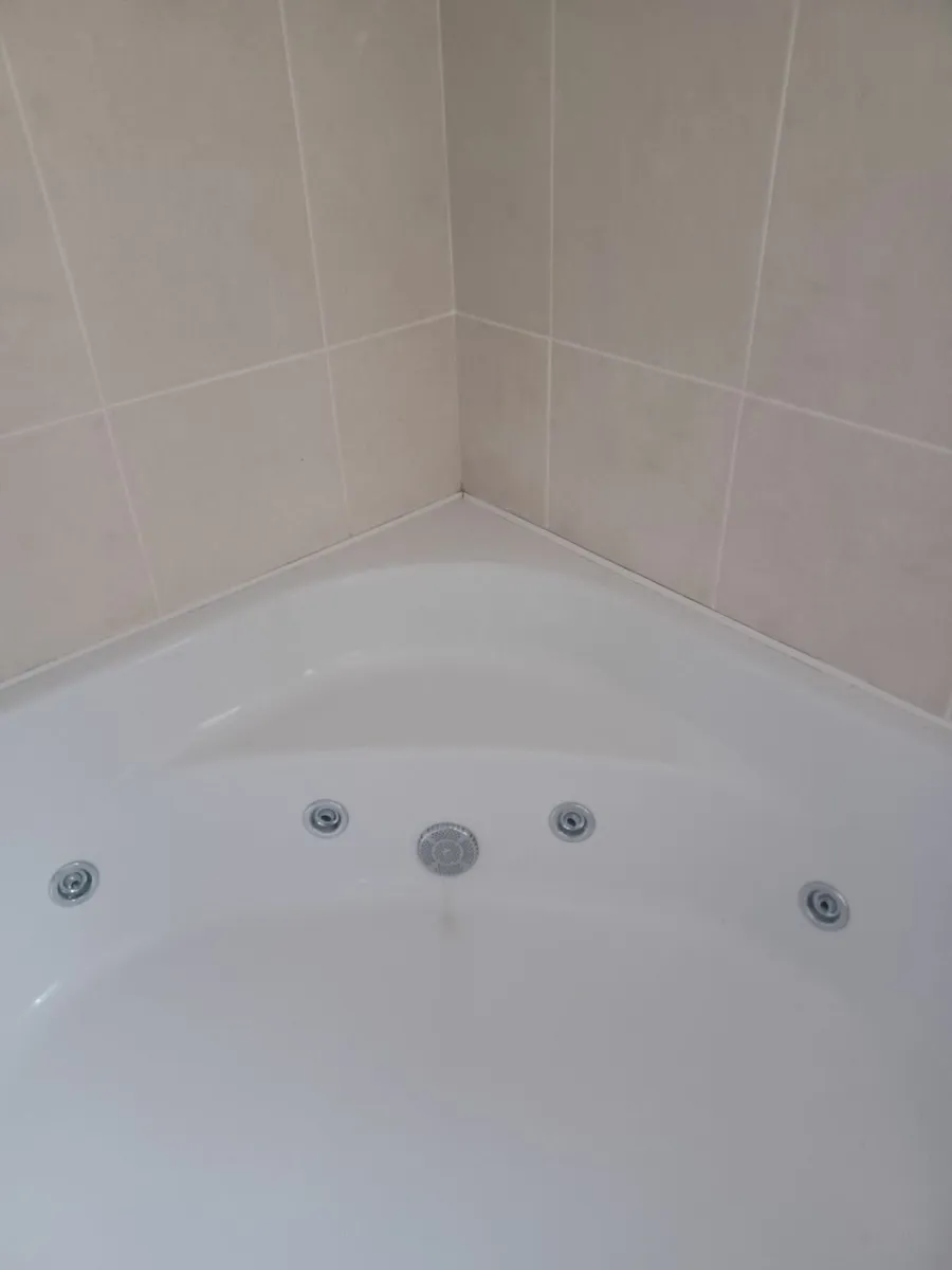 Whirlpool bath - Image 2