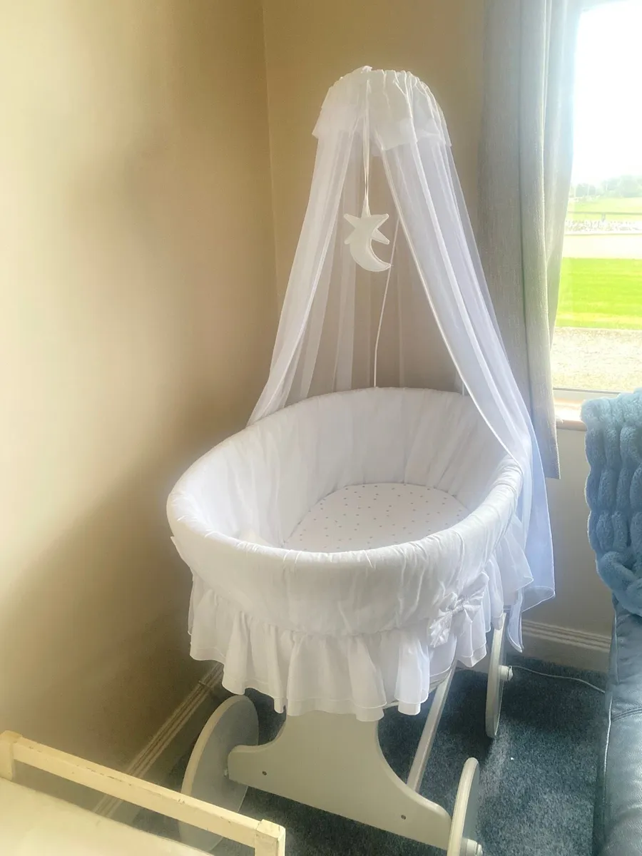 Vintage Moses basket - Image 1