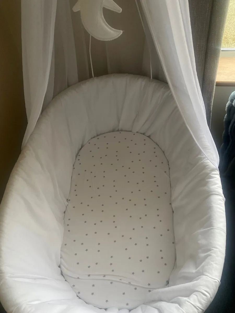 Vintage Moses basket - Image 2