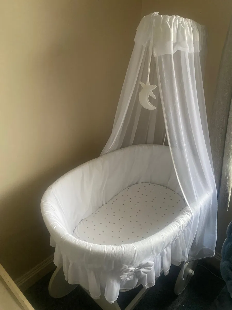 Vintage Moses basket - Image 3
