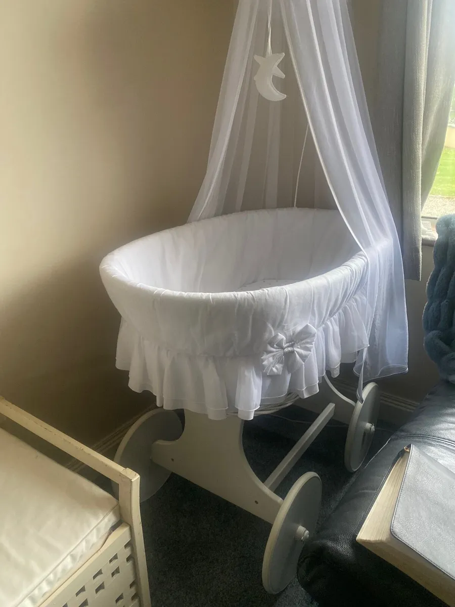 Vintage Moses basket - Image 4