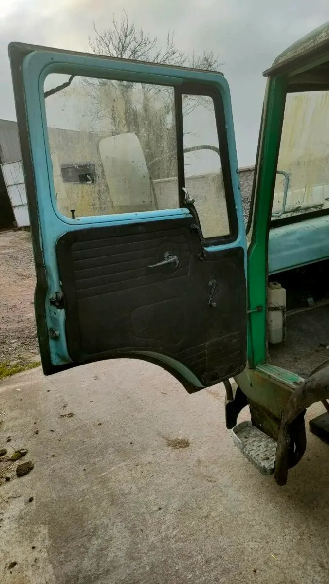 Bedford lorry cab - Image 4