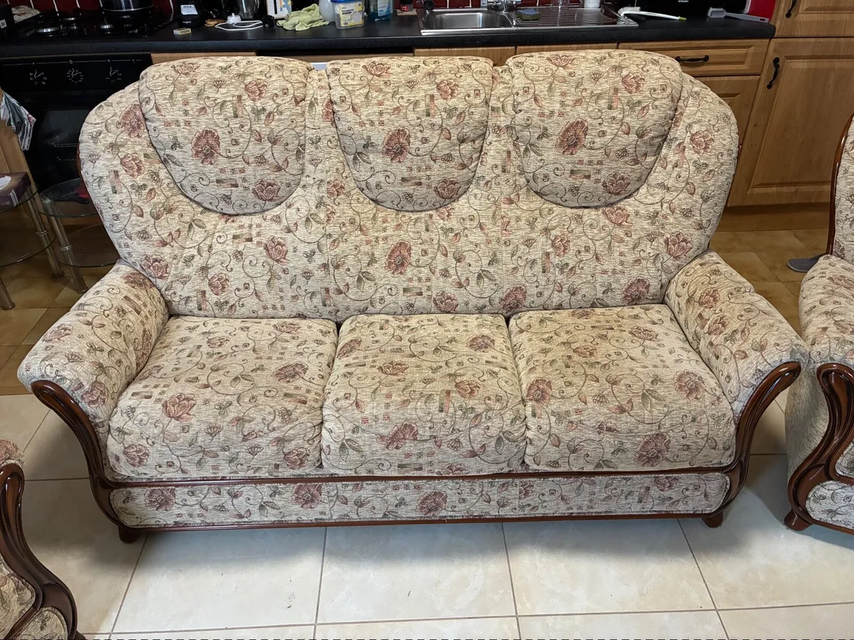 Three piece suite. - Image 4
