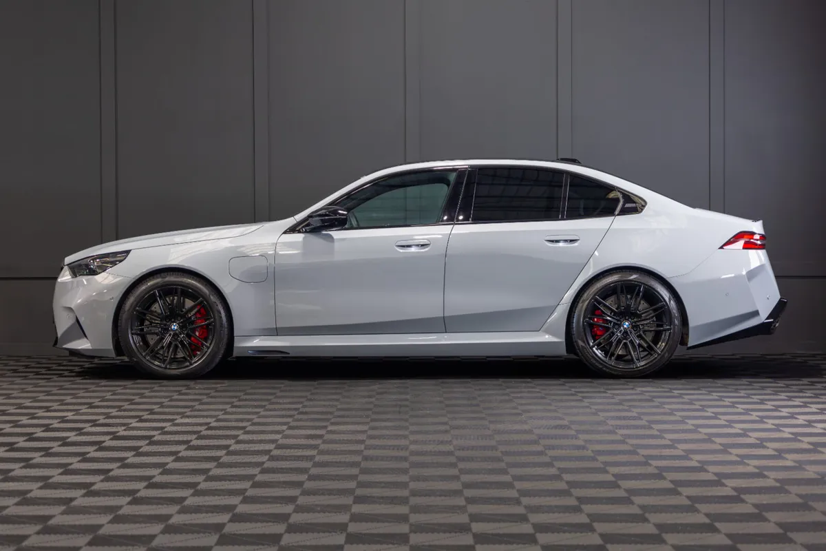 2025 BMW M5 (G90) - Image 3