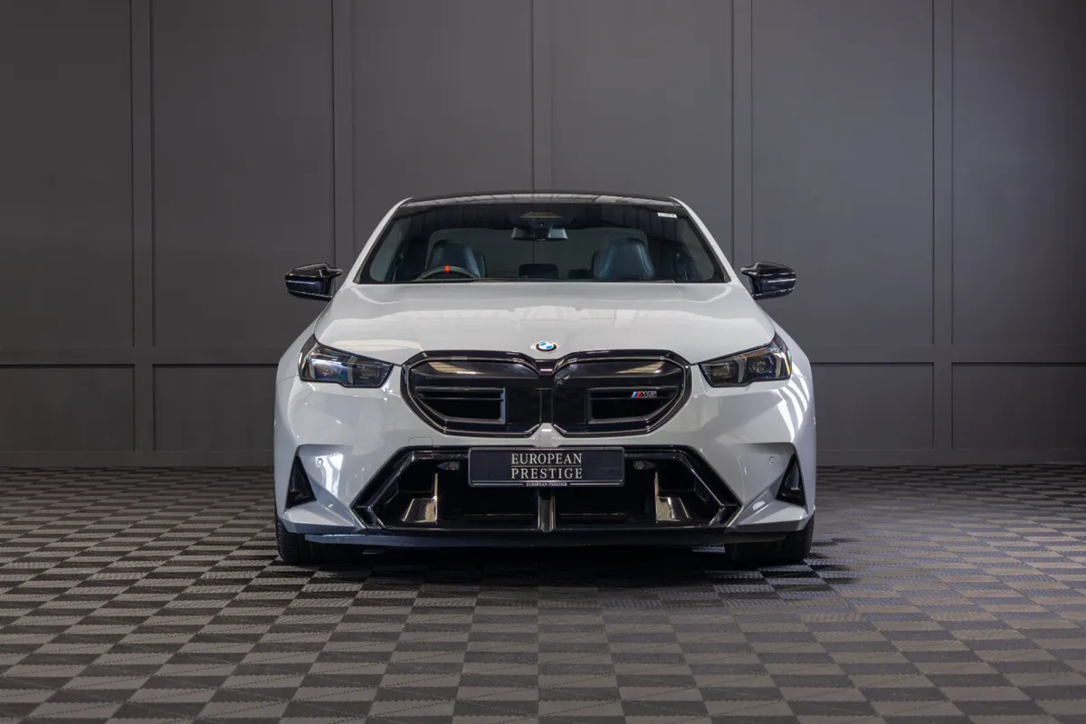 2025 BMW M5 (G90) - Image 2