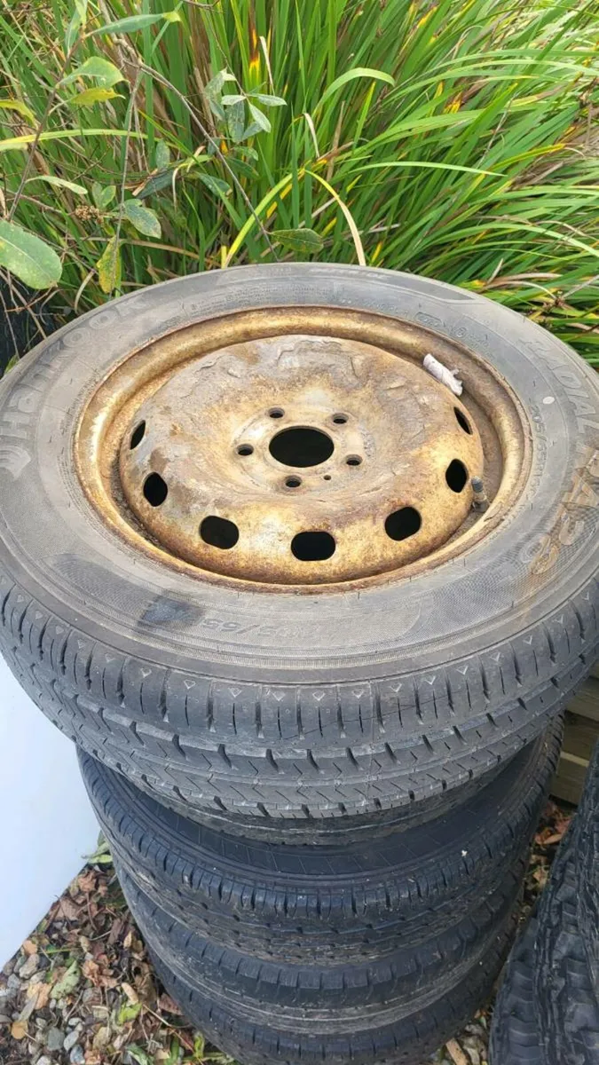 2018 vivaro wheels with tyres - Image 3