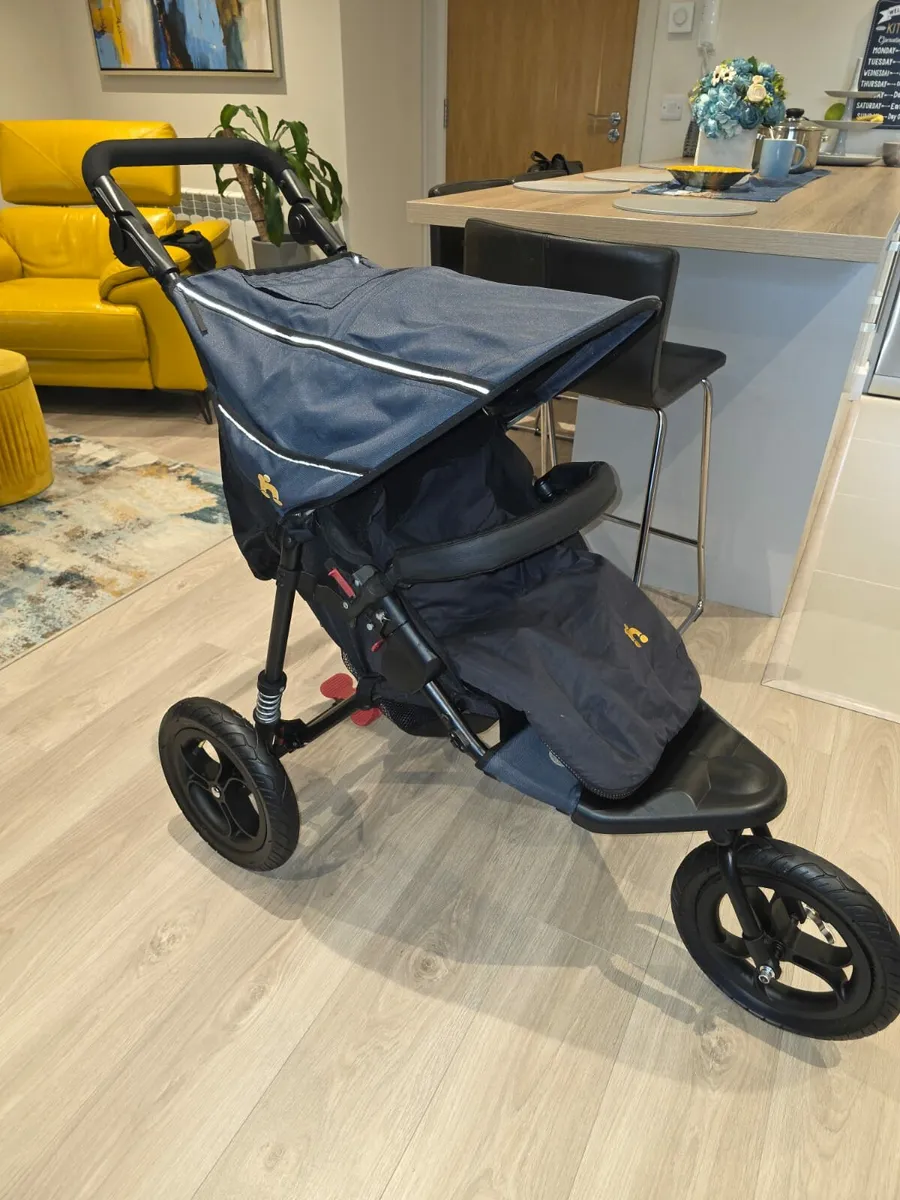 Out N About single stroller IMMACULATE - Image 2