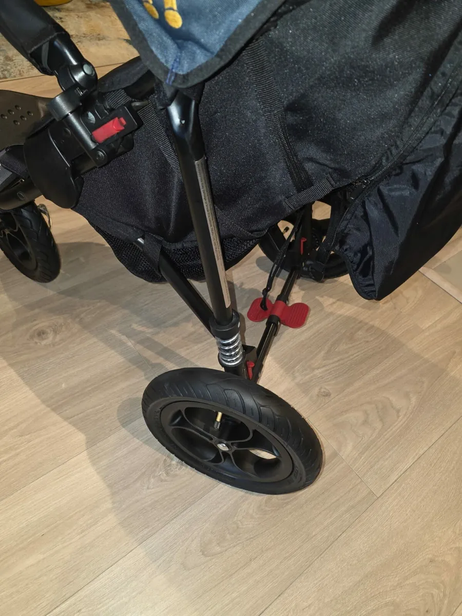 Out N About single stroller IMMACULATE - Image 4