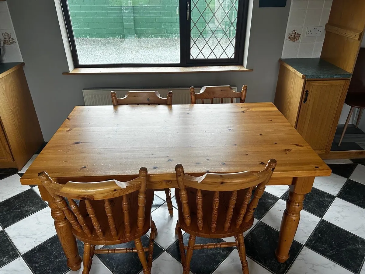Table and chairs - Image 2