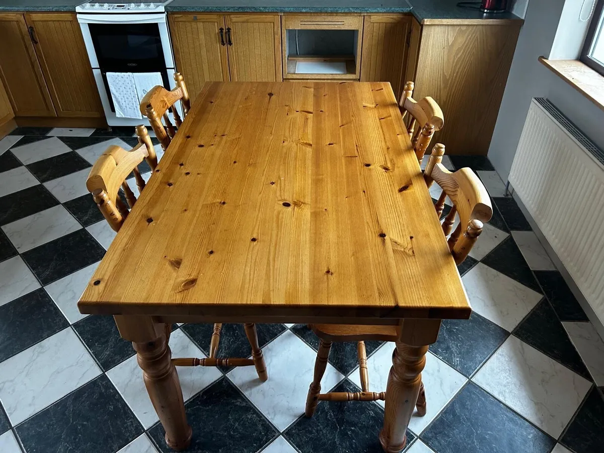 Table and chairs - Image 3