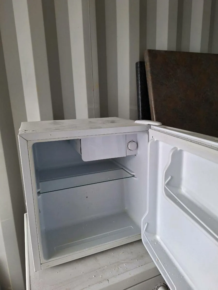 Mini fridge - Image 1
