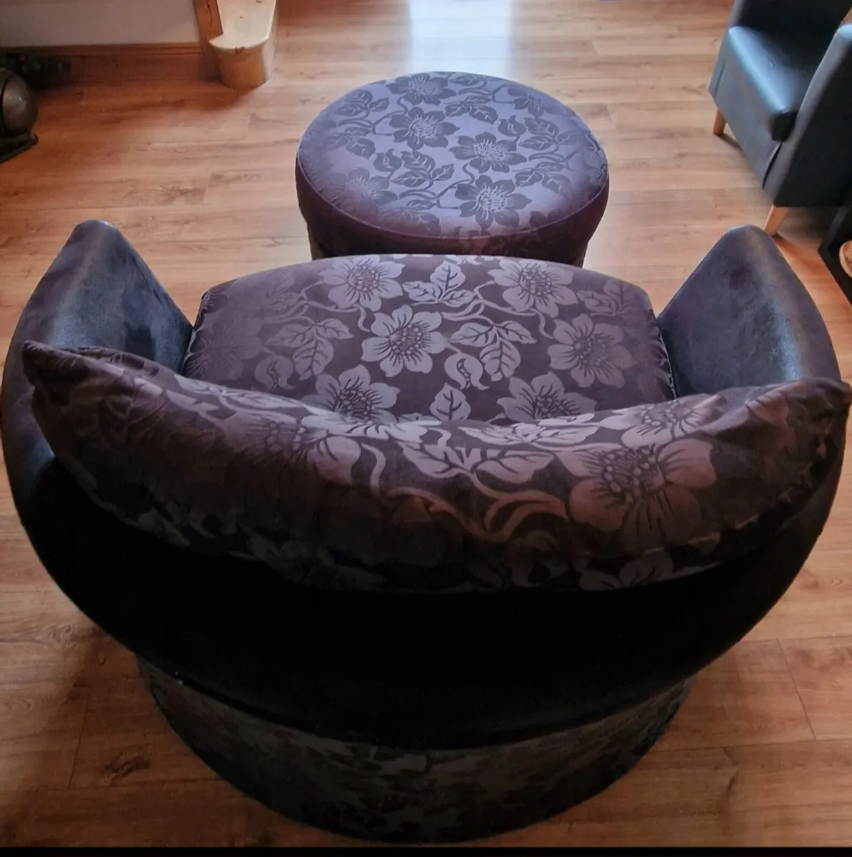 Swivel seat - Image 1