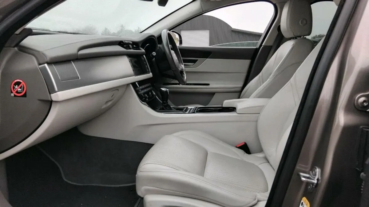 SPOTLESS JAGUAR XF LOW MILES - Image 2