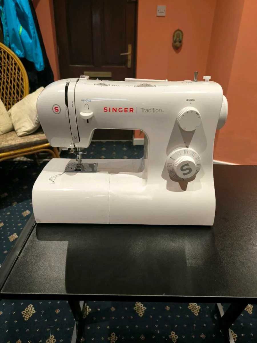 Singer sewing machine - Image 1