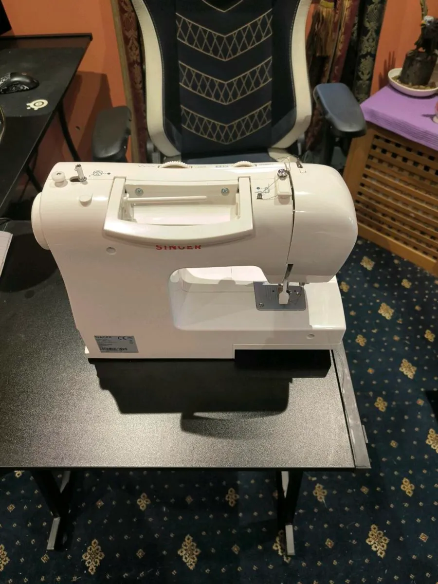 Singer sewing machine - Image 2