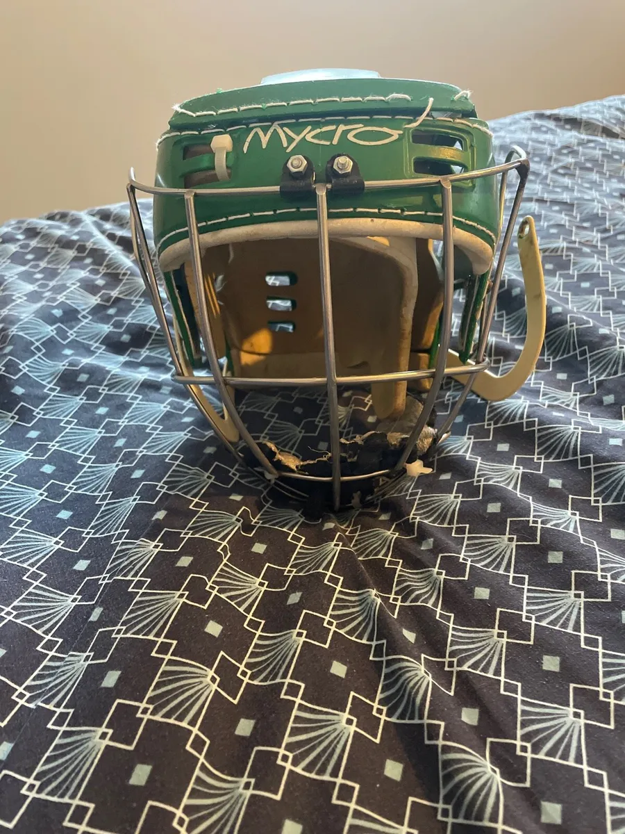 Hurling helmet - Image 1