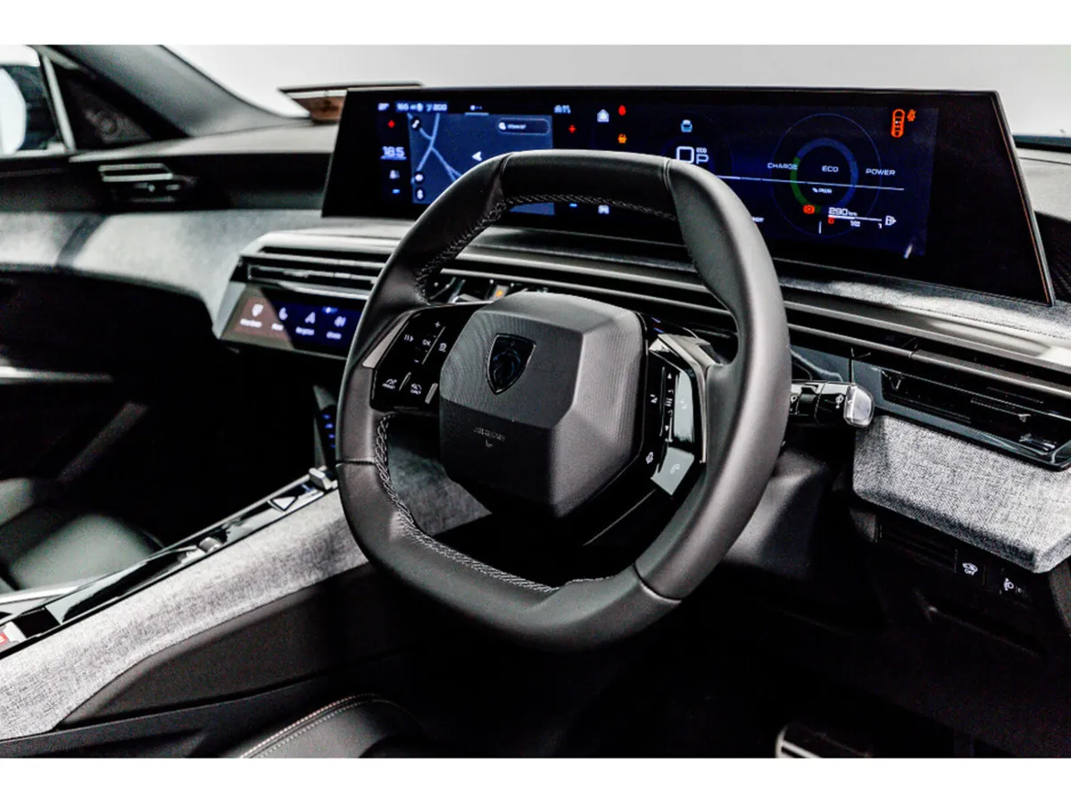 Peugeot 3008 Allure HYBRID Auto 145HP - Image 2