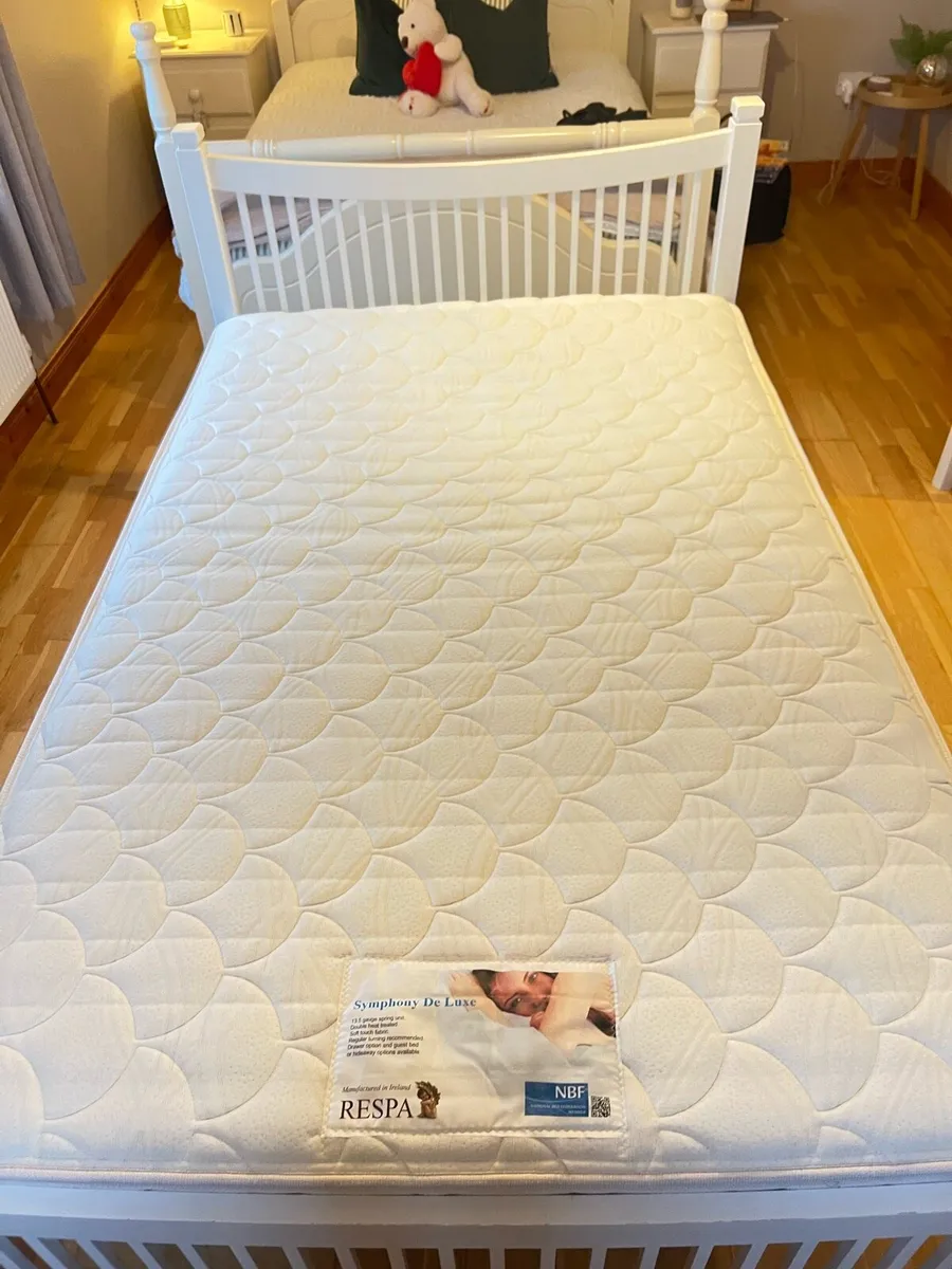 White 4ft timber frame bed - Image 2
