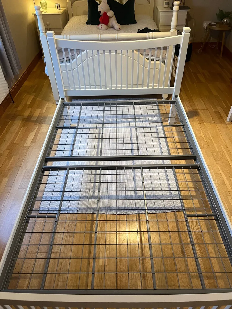 White 4ft timber frame bed - Image 3
