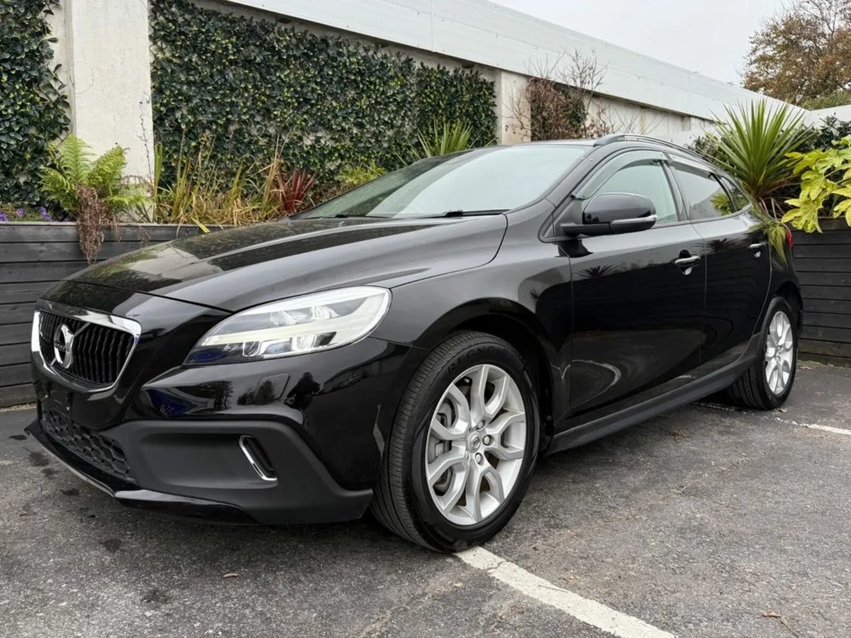 Volvo V40 2.0 D4 AUTO / CROSS COUNTRY / MOMENTUM S - Image 1