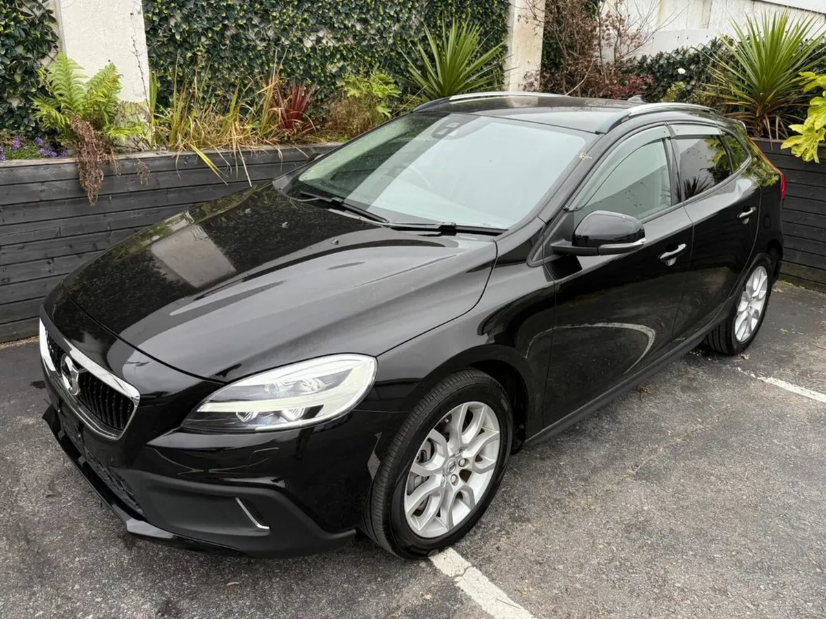Volvo V40 2.0 D4 AUTO / CROSS COUNTRY / MOMENTUM S - Image 3