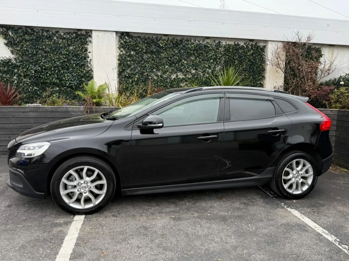 Volvo V40 2.0 D4 AUTO / CROSS COUNTRY / MOMENTUM S - Image 4