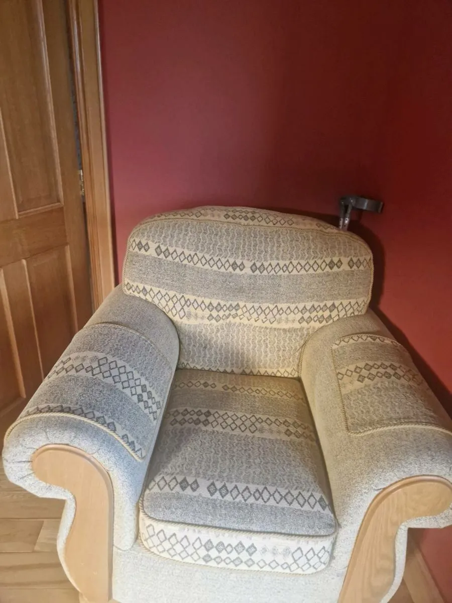 Therr seater couch and two arm chairs - Image 2