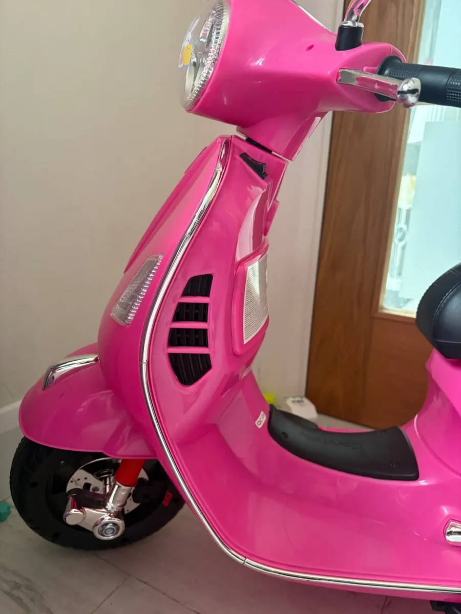 Electric Vespa bike - Image 1