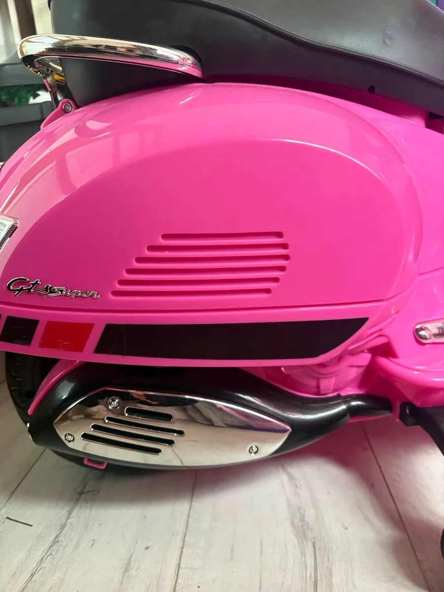 Electric Vespa bike - Image 3