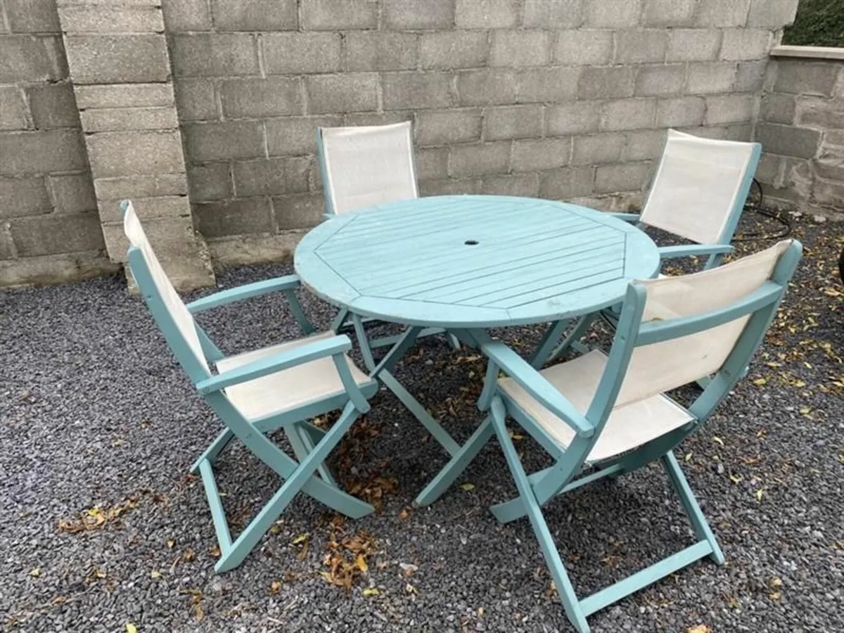 Free Outdoor table and 4 Chairs - Image 1