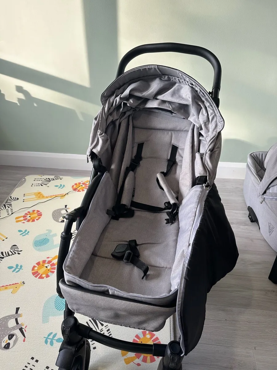 Venicci 3 in 1 travel system - Image 2