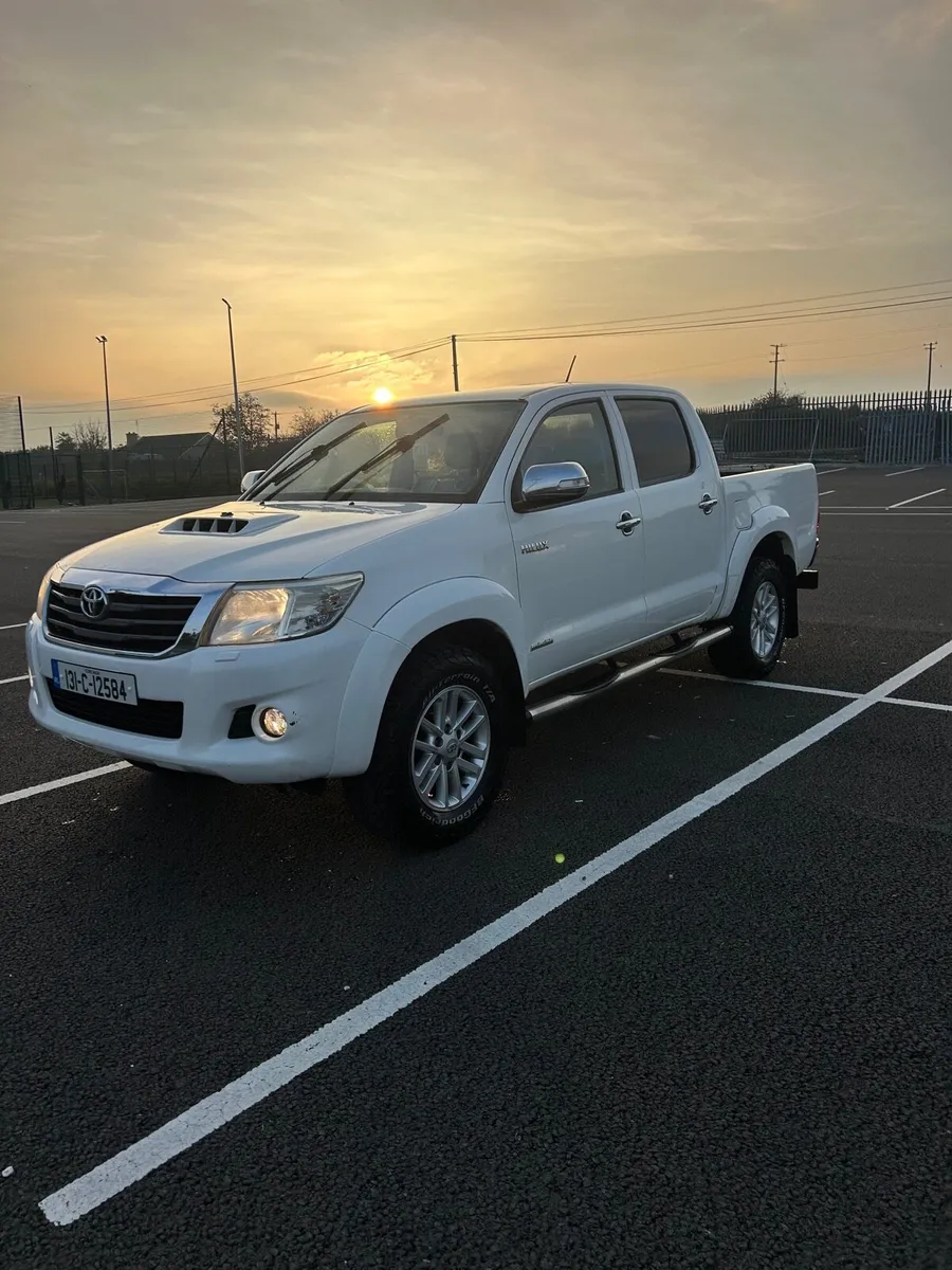 2013 Toyota hilux auto invicible - Image 3