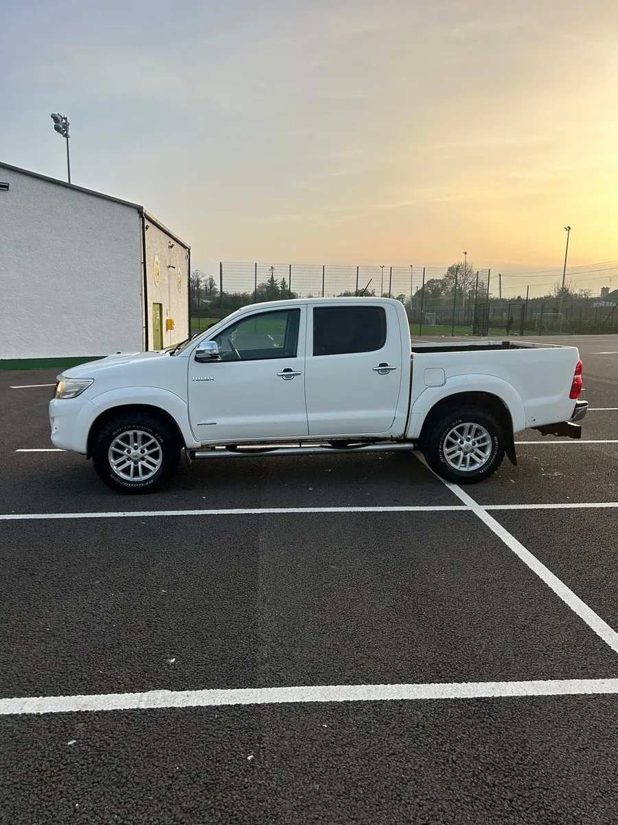 2013 Toyota hilux auto invicible - Image 4