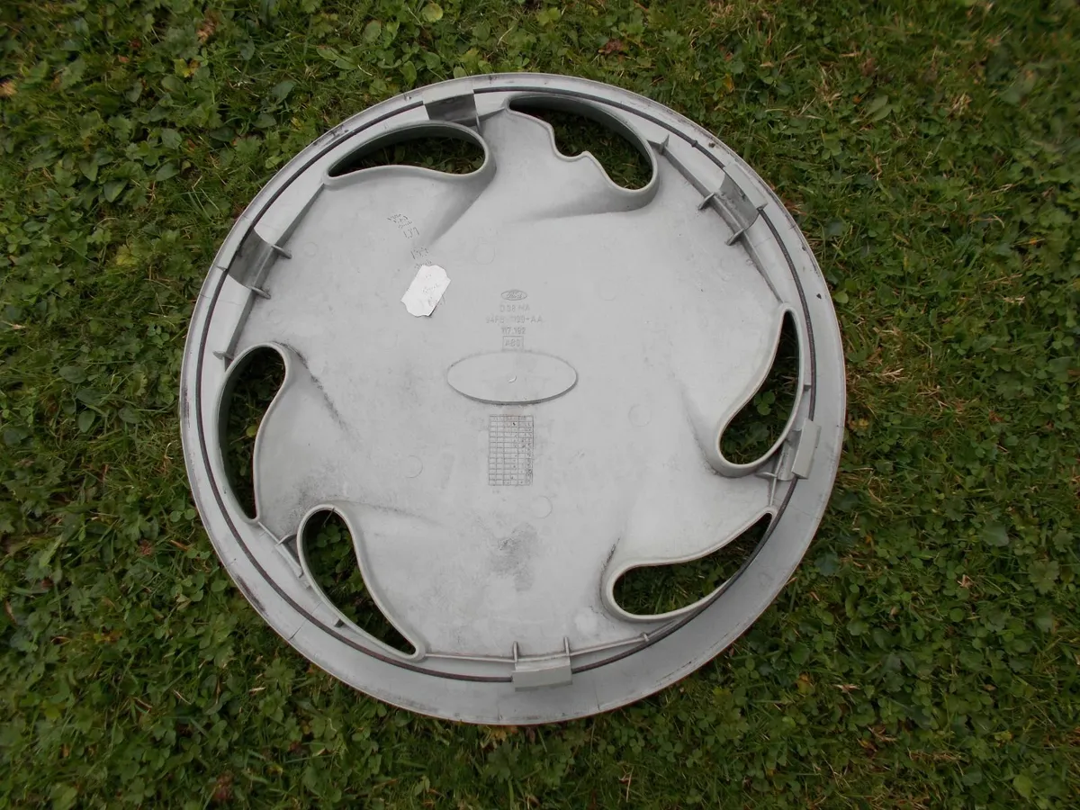New 1990's Ford Hub Cap - Image 2