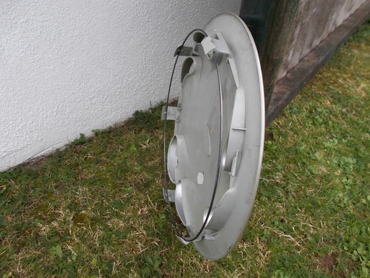 New 1990's Ford Hub Cap - Image 3