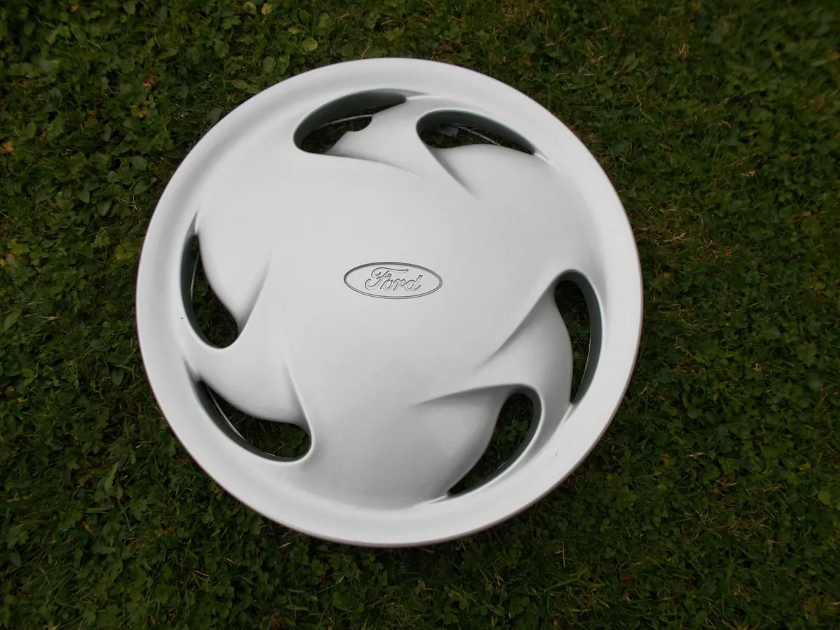 New 1990's Ford Hub Cap - Image 1