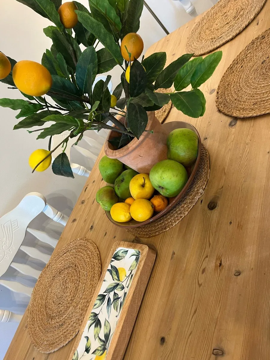 Table and chairs - Image 3