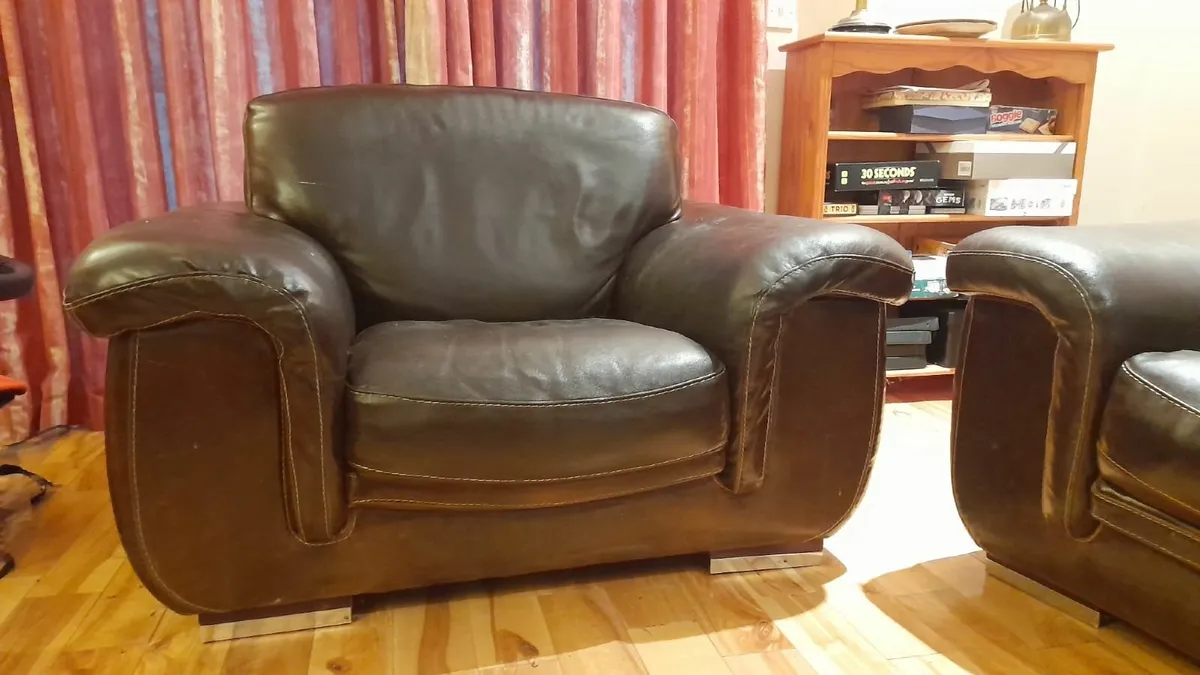 Three piece suite (leather) - Image 2
