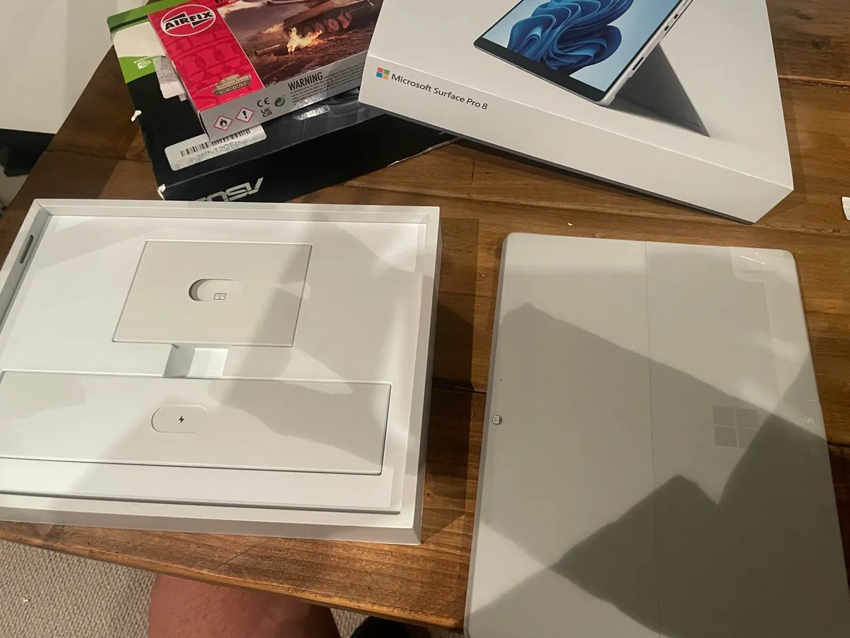 New Microsoft Surface Book 8 Pro i7 - Image 4