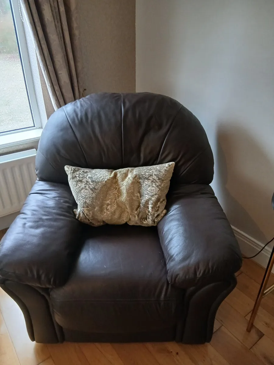 Suite of furniture - Image 1